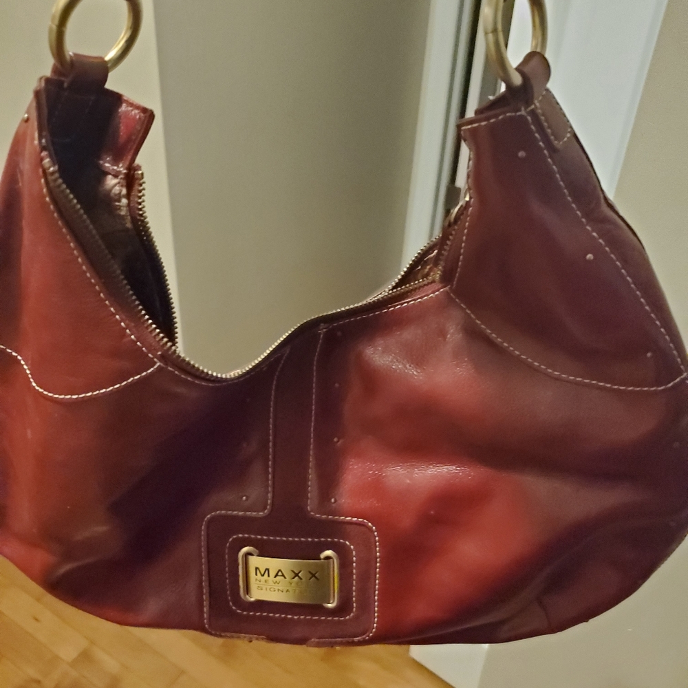 Autentic maxx ny handbag in burgundy red.